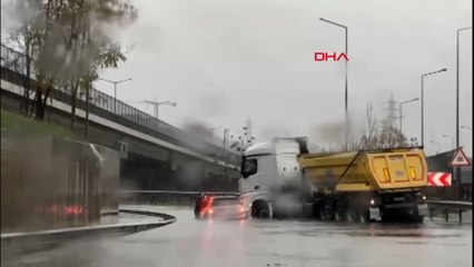 Seyrantepe'de araç su birikintisinde mahsur kaldı