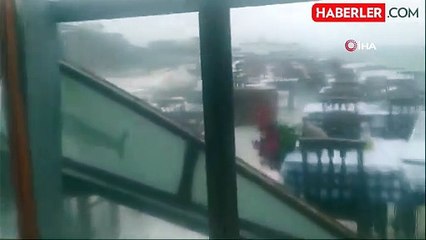 Büyükada'da Rüzgar Nedeniyle İki Restoranın Çatısı Yıkıldı