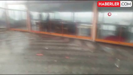 Büyükada'da Şiddetli Rüzgar Restoranların Çatısını Yıktı
