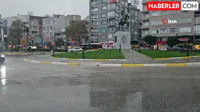 Bandırma'da Sağanak Yağış Trafiği Felç Etti