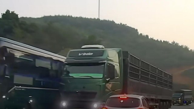 Tước bằng lái tài xế xe đầu kéo lấn làn, vượt ẩu suýt gây tai nạn