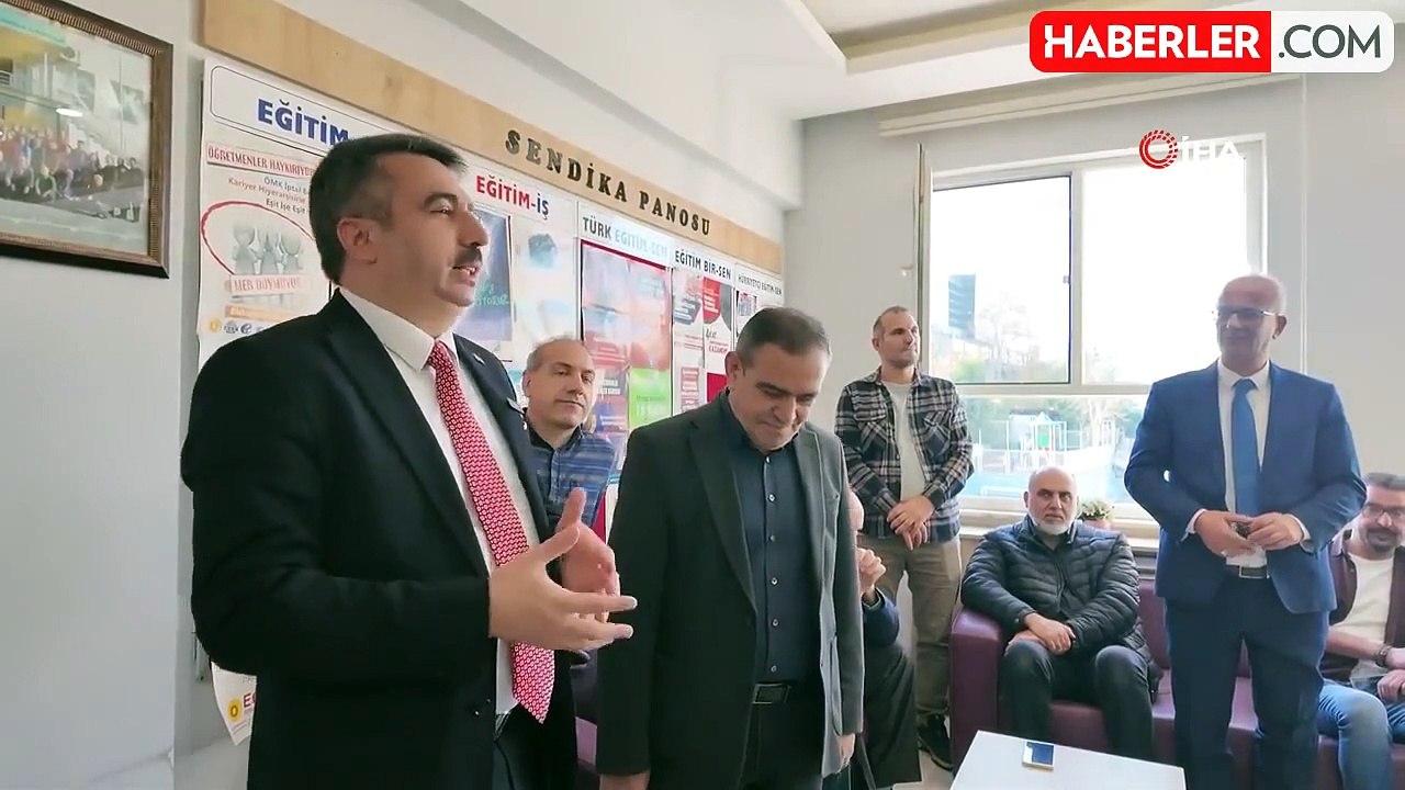 Bursa'da 42 yıllık öğretmen alkışlarla emekliliğe uğurlandı