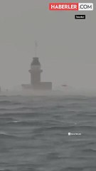 İstanbul'da yılın ilk kar yağışı, fırtınadan Kız Kulesi bile zor göründü