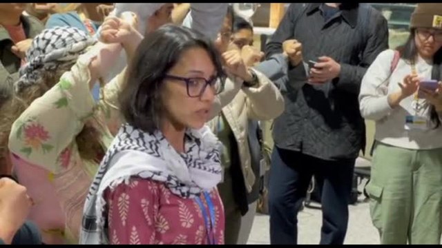 COP29, a Baku manifestazione contro la bozza di accordo per il clima