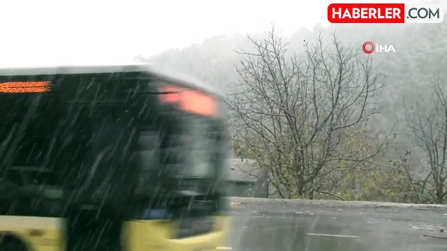 İstanbul'da Aydos Ormanı'nda Lapa Lapa Kar Yağışı