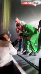 İbrahim Tatlıses'ten sahneye yaklaşan hayranına duygulandıran jest