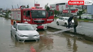 Balıkesir'de Su Baskını: Araçta Mahsur Kalan Sürücü İtfaiye Tarafından Kurtarıldı