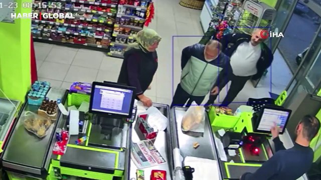 Çamurlu ayakkabılarını çıkarıp çorapla alışveriş yaptı..O anlar kamerada