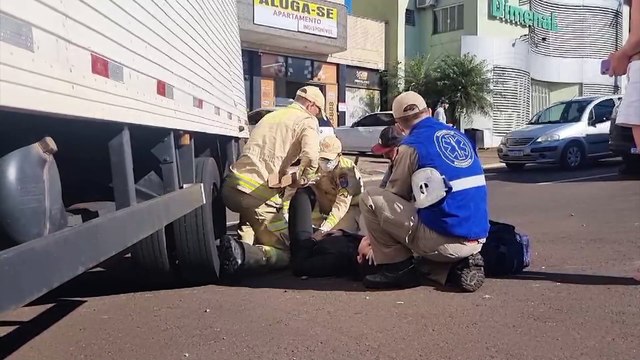 Forte colisão entre moto e caminhão é registrada na Avenida Rocha Pombo