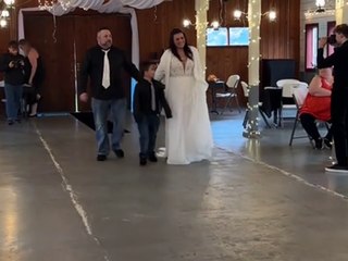 Gli invitati disertano il matrimonio. La delusione degli sposi (con bambino al seguito)