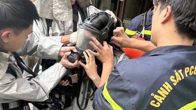 Hà Nội: Kịp thời giải cứu 7 người kẹt trong căn nhà bốc cháy