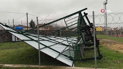Bursa'da şiddetli rüzgar stadın tribününü yıktı