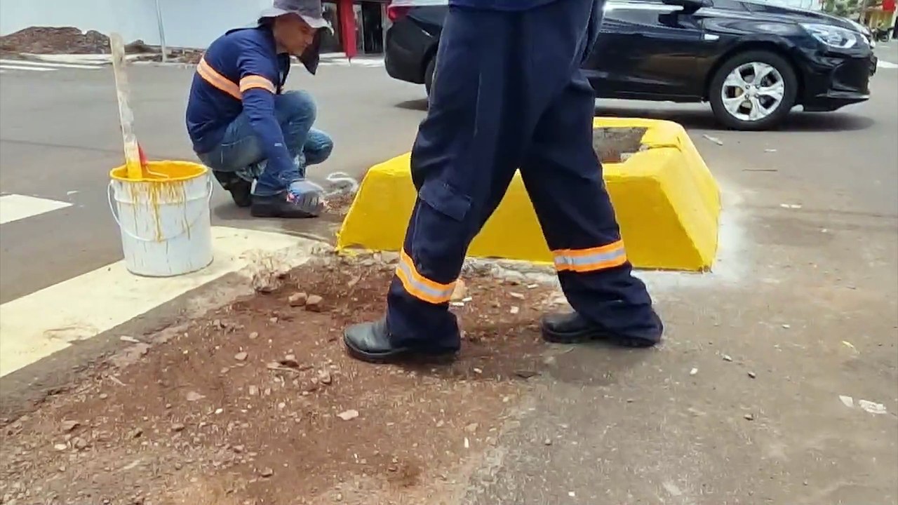 Após motoristas 'errarem trajeto' e ficarem presos em mureta, Defesa Civil realiza sinalização na Carlos Gomes