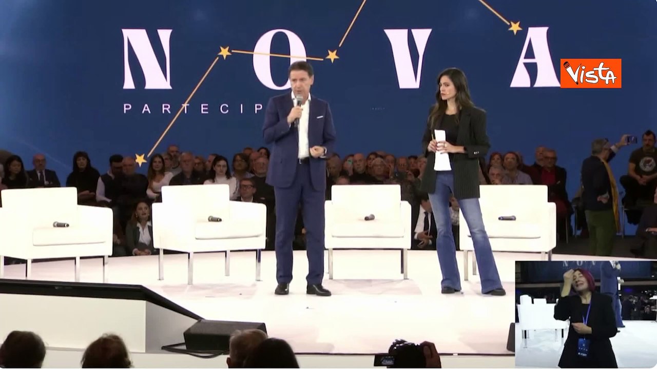 Conte fischiato e poi applaudito dopo il primo minuto di intervento all'Assemblea Costituente M5s