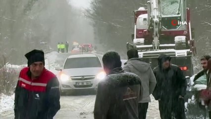 Kış lastiği takmayan sürücüler yolda kaldı, ekipler seferber oldu