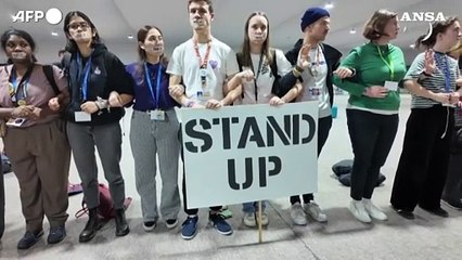 Cop29, i dimostranti manifestano fuori dalla plenaria di chiusura