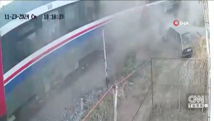 Manisa’da yolcu treni ile otomobil böyle çarpıştı | Video Haber