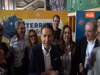 Conte fra i militanti del partito, strette di mano e foto con il Network giovani