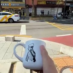 L’art sur le vif : Mug Cup Guy immortalise les passants sur des tasses en quelques minutes !