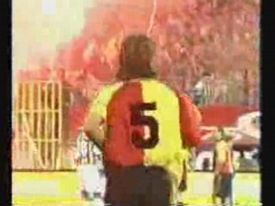 Stadium is burning! awesome hell (fenerbahce vs galatasaray)
