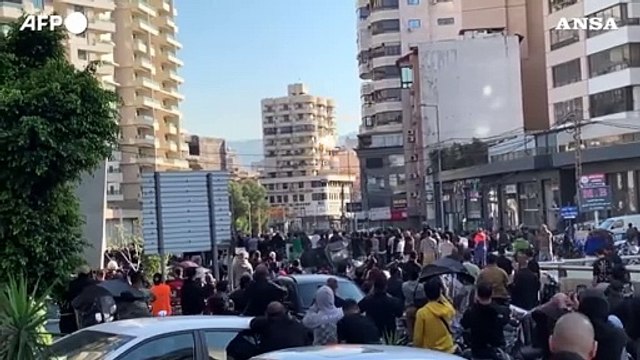 Beirut, il momento in cui un missile israeliano colpisce un edificio