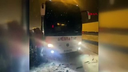 Kar nedeniyle yolda mahsur kalan yolcular halay çekti