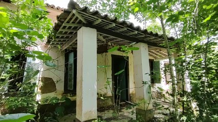 COM 150 ANOS, CASARÃO ABANDONADO NO MATO GUARDA UMA MISTERIOSA OSSADA