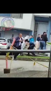 Colombia: Policías de tránsito golpean y patean a un infractor