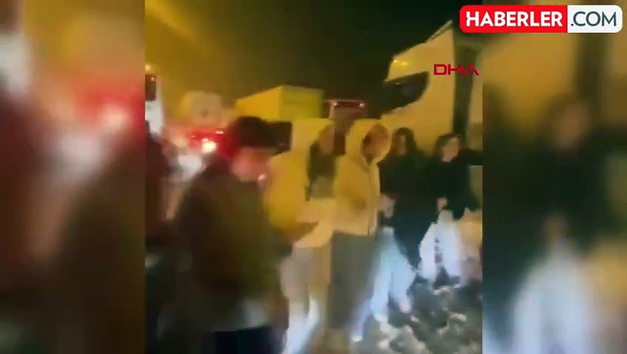 Yolda Kalan Yolcular Halay Çekti