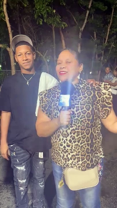 Fanáticos llenan de emoción el Pabellón de Voleibol en espera de Luis Fonsi