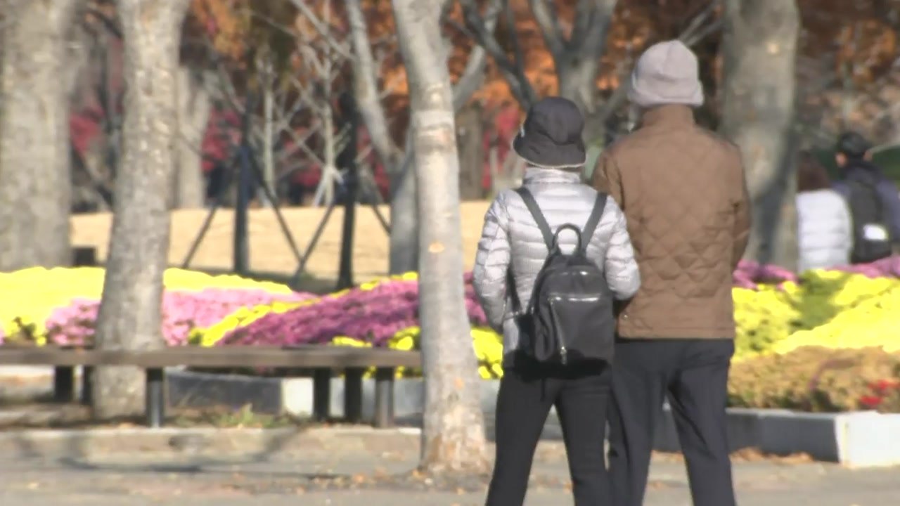 [날씨] 휴일, 맑고 큰 일교차...늦가을 정취 가득한 공원 / YTN