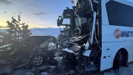 Afyonkarahisar’da 3 aracın karıştığı trafik kazasında 30 kişi yaralandı