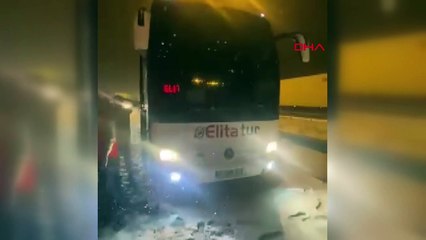 Kar nedeniyle yolda mahsur kalan yolcular halay çekti