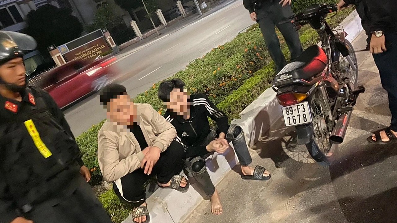Hàng loạt "quái xế" tuổi teen tại Hưng Yên bị tóm gọn trong đêm khi đang tập trung đua xe | VTC Now