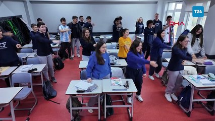 Öğrencilerden engelli öğretmenlere sürpriz kutlama