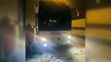 Karda mahsur kalan yolcular halay çekti