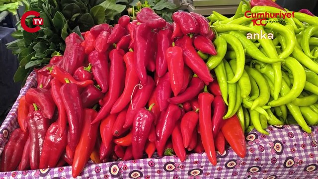 Pazarda alışveriş yapan vatandaş: Akşama kadar bekliyoruz, ikindiden sonra biraz aşağıya çekiyorlar