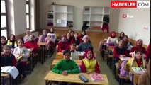 Fedakar öğretmenler yaptıklarıyla çocuklara hem anne, hem de baba oldu