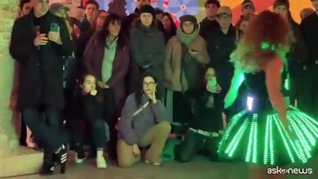 Alla Biennale Arte la danza di Electric Dress di Puppies Puppies