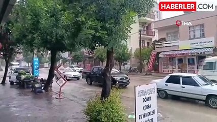 Kozan'da Kuvvetli Rüzgar Ekmek Büfesini Yerinden Sökerek Yola Savurdu