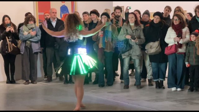 Alla Biennale Arte la danza di Electric Dress di Puppies Puppies