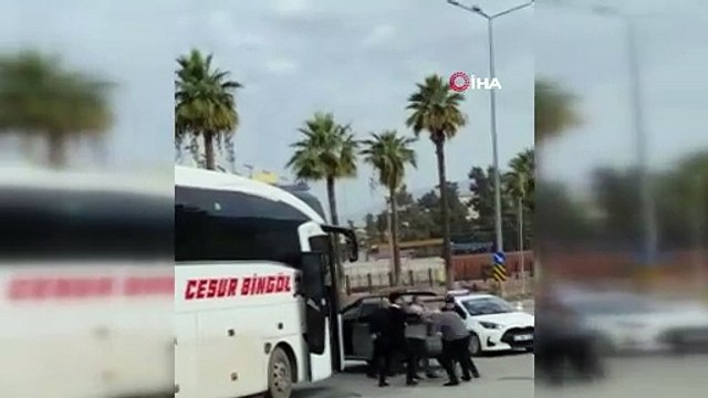 Güler misin, ağlar mısın ? Trafikte eli süpürgeli kavga kamerada