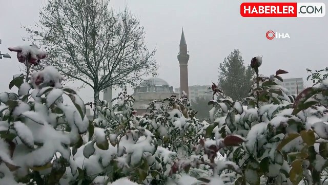 Sivas'ta Kar Yağışı Sürücüleri Zor Durumda Bıraktı