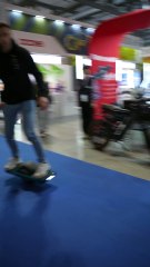 J'ai testé pour la première fois un one-wheel à l'eicma 2024 !  #onewheel #wheeling #eicma #electricscooter #eskate #eskateboard