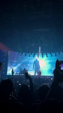 Exclusif - Videos - David Hallyday rejoint sur scène par sa mère Sylvie Vartan et sa soeur Laura Smet lors de son concert de sa tournée Requiem pour un fou au Dôme de Paris, France, le 12 novembre 2024. © Bestimage