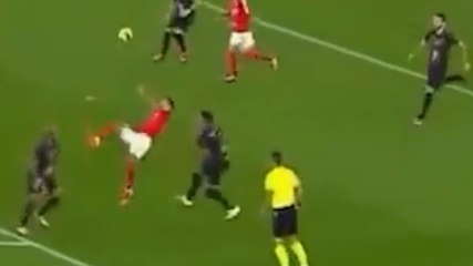 Benfica, Di Maria da non credere: gol in rovesciata dal limite dell'area!