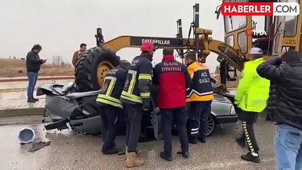 Elazığ'da greyder otomobili kağıt gibi ezdi