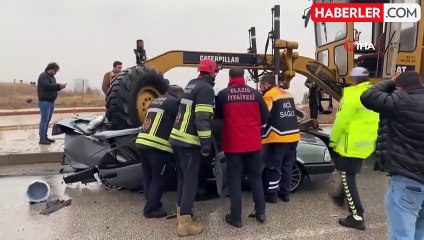 Elazığ'da greyder otomobili kağıt gibi ezdi