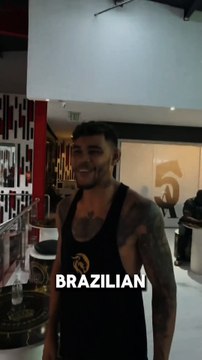 A Brazilian jiu-jitsu fighter defeats a bodybuilder #wrestling #bjj #bodybuilding #jiujitsu