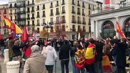 Los asistentes al acto por el 20N en Madrid cantan el 'Cara al sol'